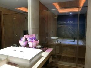 bagno con lavandino e vasca di Mambo Impression Motel a Chaozhou
