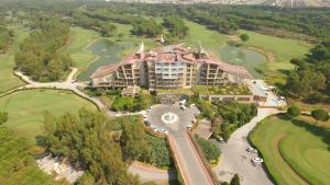 - une vue aérienne sur un complexe avec un parcours de golf dans l'établissement Sueno Hotels Golf Belek, à Belek