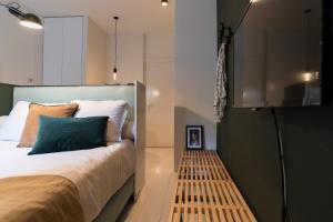 Кровать или кровати в номере Canal Suite City Centre
