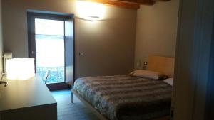 Giường trong phòng chung tại Lago d'Orta Appartamento con vista