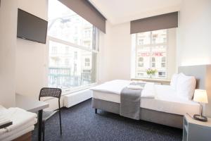 um quarto de hotel com uma cama e uma janela em Narodni Stay em Praga