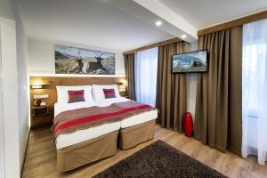 Säng eller sängar i ett rum på B-Inn Apartments Zermatt