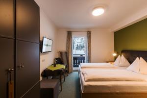 Rúm í herbergi á Hotel Obermayr