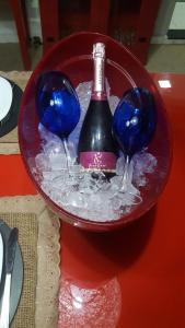 バーハ・デ・サン・ミゲウにあるRancho da Dorisの氷の中にワインのボトルが入った赤い皿