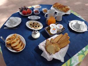 レウカにあるMasseria Serineの青いテーブル(朝食用の食材を盛り込んだテーブル)