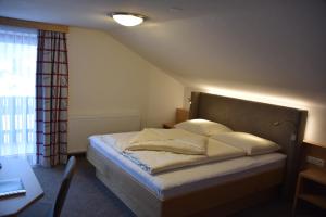 A bed or beds in a room at Haus Hubertus