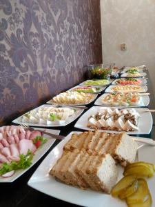uma mesa com muitos pratos de comida em Paria Hotel em Kudowa-Zdrój