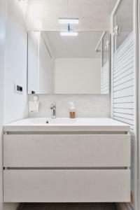 トリノにあるMoleloca - Casa Artisti 7の白いバスルーム(シンク、鏡付)