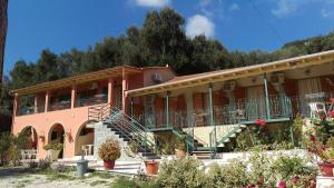 un bâtiment avec des escaliers et des balcons. dans l'établissement Paradise Studios, à Paleokastritsa