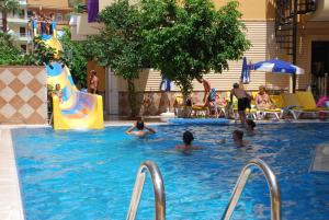 Bazén v ubytování Kleopatra Ikiz Hotel nebo v jeho okolí