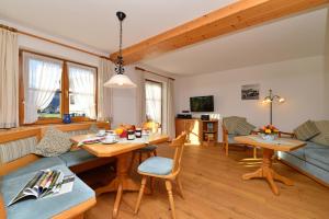 een woonkamer met een bank en een tafel bij Ferienwohnungen Thannheimer in Oberstdorf