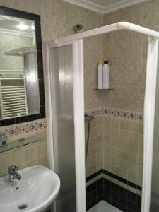 een badkamer met een douche en een wastafel bij Pensión La Redonda in Logroño