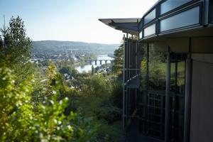 Blick auf einen Fluss von der Seite eines Gebäudes in der Unterkunft Robert-Schuman-Haus in Trier