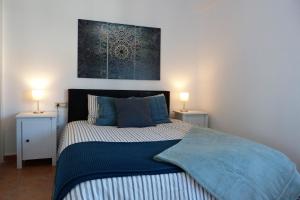 ネルハにあるTahiti, Nerja BLUEWATER VILLASのベッドルーム1室(両側にランプ2つ付)