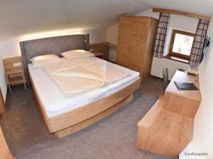 A bed or beds in a room at Haus Hubertus