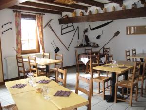 A restaurant or other place to eat at HOTEL Auberge du grand Git