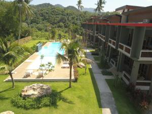 una vista aérea de un complejo con piscina en Lanta Infinity Resort - SHA Extra Plus, en Ko Lanta