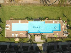 einen Luftblick auf ein Resort mit einem Pool in der Unterkunft Lanta Infinity Resort - SHA Extra Plus in Ko Lanta
