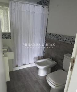 ein Badezimmer mit einem weißen WC und einem Waschbecken in der Unterkunft Apartamento en Punta del Este in Punta del Este