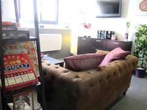 ein braunes Sofa im Wohnzimmer in der Unterkunft Apartamento ALDAMY in Granada
