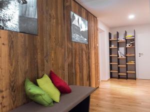 ハインフェルスにあるDer Brückenwirtのカラフルな枕が付いたベンチが備わる客室です。 +154枚の写真