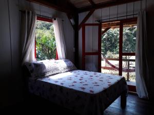 A bed or beds in a room at Quinta da Gavea - Hospedaria e Quintal Criativo