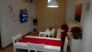 Telewizja i/lub zestaw kina domowego w obiekcie Bonito, luminoso, cerca del mar con Parking