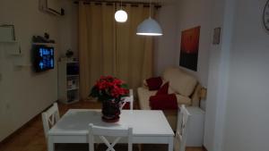Telewizja i/lub zestaw kina domowego w obiekcie Bonito, luminoso, cerca del mar con Parking