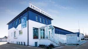 un edificio blanco y azul con un cartel en él en Excelsior Bochum en Bochum