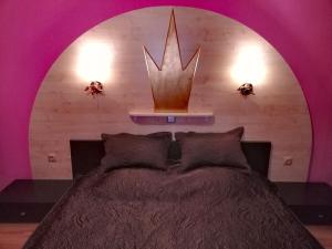 イヴァノヴォにあるApartments on Moskovskiy 12のベッドルーム1室(紫色の照明が付いた大型ベッド1台付)