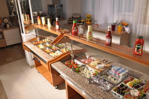 a kitchen with a buffet of food and drinks at Hotel Bulevard Prestige in Slatina
