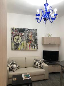 a living room with a couch and a chandelier at Casa Di TaTa in Trezzo sullʼAdda