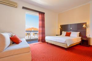 Postel nebo postele na pokoji v ubytování Akrata Beach Hotel