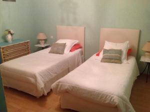 Łóżko lub łóżka w pokoju w obiekcie L'Ecrin D'Osely