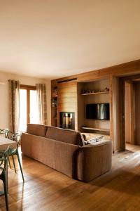 a living room with a couch and a fireplace at Elegante attico sulle piste di Pila in Pila