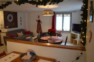 un soggiorno con divano e tavolo di Coeur d'Alsace 3 a Kaysersberg