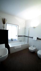 Bilik mandi di B&B Terrazza Baires - in the heart of Milan +29 gambar