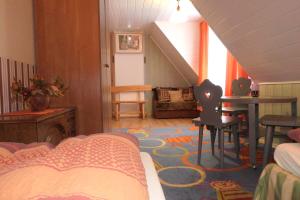 - une chambre avec un lit et un escalier avec une table dans l'établissement Domek Domino, à Korbielów