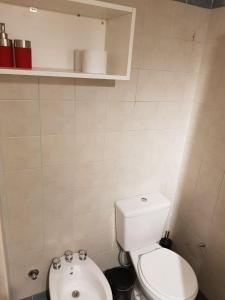 Baño pequeño con aseo y lavamanos en Apartamento Carlucci en Córdoba