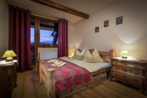 1 dormitorio con 1 cama con mesa y 2 lámparas en Vila House Family en Poprad