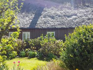 a house with a shingled roof and a garden at Marie Carla in Simonsberg