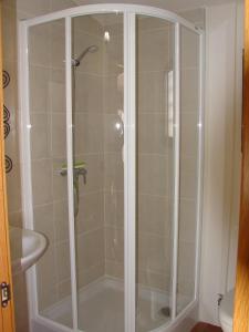 テルエルにあるLoft El Carmenのバスルーム(ガラス張りのシャワー付)が備わります。