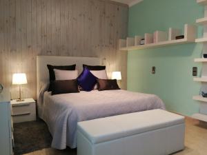 een slaapkamer met een groot bed met paarse kussens bij Ses Roques in Alcudia
