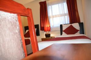 Postel nebo postele na pokoji v ubytování Bow Guest House