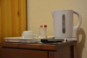Příslušenství pro přípravu čaje a kávy v ubytování Bow Guest House
