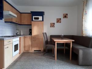 Kuchnia lub aneks kuchenny w obiekcie Ferienhaus Sporer