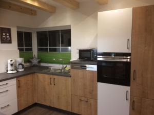 Kuchnia lub aneks kuchenny w obiekcie Ferienhaus Wind