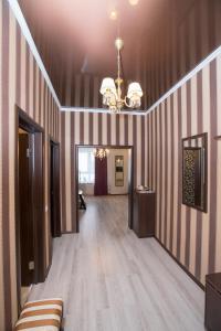 ウファにある2 rooms Lux - Studio in Center кондиционеромのピンクと白の縞模様の壁とシャンデリアのある廊下
