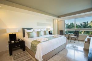 Postel nebo postele na pokoji v ubytování Dreams Sands Cancun Resort & Spa