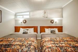 Säng eller sängar i ett rum på Beachwood Condos & Resort